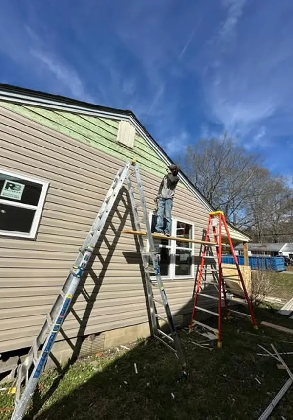 Thợ của Hung Anh Construction đang lắp vách nhà ở Atlanta