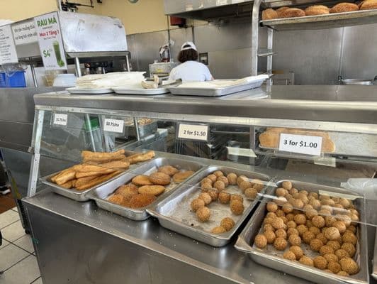 Banh Mi & Che Cali Bakery